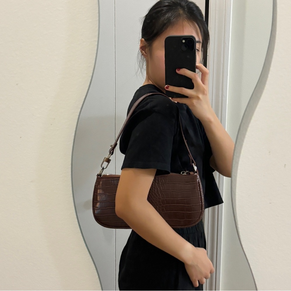 Shoulder bag w/ super large volume